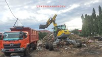 Aksi excavator canggih saat memindahkan sampah untuk diangkut. (Foto: Dok. Twitter UPK Badan Air DKI)