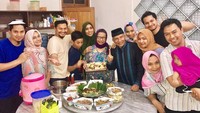 Politisi berusia 35 tahun ini punya hubungan yang dekat dengan keluarga besarnya. Ini pose seru Mumtaz dengan Amin Rais dan seluruh anggota keluarganya, saat berbuka puasa bersama dengan masakan rumah yang enak. Foto: Instagram @mumtaz.futri