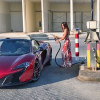 Meski begitu bukan berarti para wanita penyuka mobil mewah ini tak menemui tantangan. Ke mana pun kamu pergi, wanita tidak didorong untuk mengendari supercar, tambah Charlotte. Foto: Instagram
