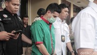 Steve Emmanuel ditangkap satuan Polres Jakarta Barat karena dugaan penyelundupan narkoba. Steve pun kini dalam penahanan pihak kepolisian. Foto: Pradita Utama