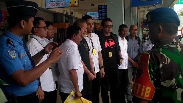 Johar Lin Eng (diborgol) anggota exco PSSI diciduk karena dugaan pengaturan pertandingan.