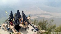 Beginilah pemandangan yang tersaji dari Puncak Seruni Point yang baru di Bromo. Destinasi ini mirip dengan Tembok Besar China lho. (M Rofiq/detikTravel)