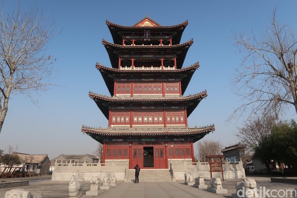 Saat masuk ke dalam pagoda, traveler akan di sambut dengan prasasti terbalik yang menjelaskan tentang sejarah layang-layang. Pagoda tersebut dihiasi dengan ornamen bungan di langit-langitnya, sangat cantik. (Bonauli/detikTravel) 
