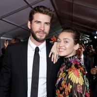 Di tahun yang sama, Miley Cyrus dan Liam Hemsworth dikabarkan putus karena jadwal kerja yang sangat sibuk. Namun hanya berselang satu bulan, keduanya kembali terlihat makan bersama. Dua bulan setelahnya, mereka memutuskan untuk break. Foto: Getty Images