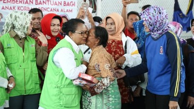 Potret Menteri Yohana Saat Kunjungi Korban Tsunami