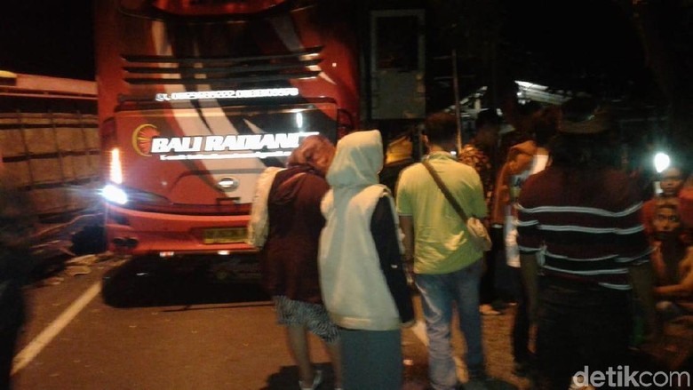 Dua Bus Tabrakan di Banyuwangi, Begini Kesaksian Penumpang Dua Bus Tabrakan di Banyuwangi, Begini Kesaksian Penumpang