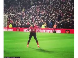 Pogba Goyang, MU Menang, Fansnya Senang