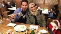 Meski sudah lama menikah, tapi Mumtaz dan sang istri masih sering menunjukkan keromantisan mereka. Makan malam di restoran khas Jepang, jadi cara Mumtaz habiskan waktu bersama sang istri. Foto: Instagram @mumtaz.futri
