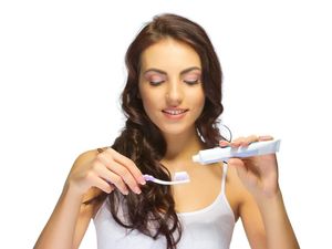 Banyak Wanita Percaya Mitos Pasta Gigi Bikin Vagina Kencang, Ini Bahayanya
