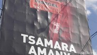 Reklame berikut konstruksinya disegel. Akan dibongkar Pemprov DKI Jakarta. Melanggar Perda No 9 Tahun 2014 tentang penyelenggaraan reklame, begitu bunyi tulisan penyegelan warna oranye dan hitam yang tertempel di tengah foto Tsamara. (Guruh Nuary/detikcom)