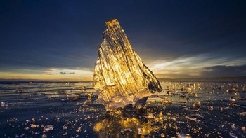 Sebuah foto pemandangan batu es yang terpancar sinar matahari oleh Edward Graham dari Amerika Serikat. Istimewa/Dok. Boredpanda.