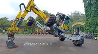 Atraksi ini mengingatkan akan adegan-adegan di film robot (Foto: Dok. Twitter UPK Badan Air DKI)