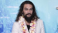 Pemeran Arthur Curry a.k.a Aquaman disambut dengan kalung bunga saat melakukan promosi film tersebut. Foto: Chris Hyde/Getty Images