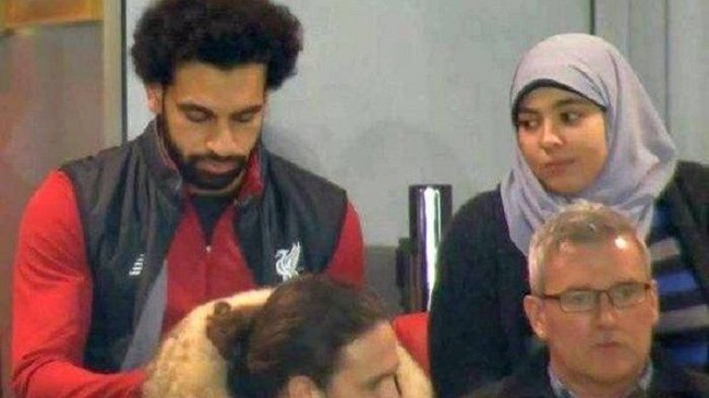 Dari sedikit foto yang tersebar, istri Mohamed Salah terlihat senang bergaya sederhana. Ia pernah tertangkap kamera saat menaiki kereta, dan tampil simple dengan busana dan hijab bernuansa abu.  Foto: Istimewa