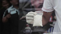 Steve ditangkap polisi di Kondominium Kintamani, Mampang, Jakarta Selatan pada Jumat (21/12). Polisi menyita 92,04 gram kokain. Foto: Pradita Utama