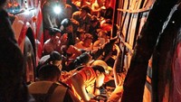 Kecelakaan ini mengakibatkan 3 orang tewas. Petugas Basarnas berusaha mengevakuasi korban kecelakaan. ANTARA FOTO/Budi Candra Setya.