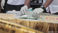 Kokain itu diselundupkan Steve dari Belanda. Jumlah kokain itu awalnya 100 gram.