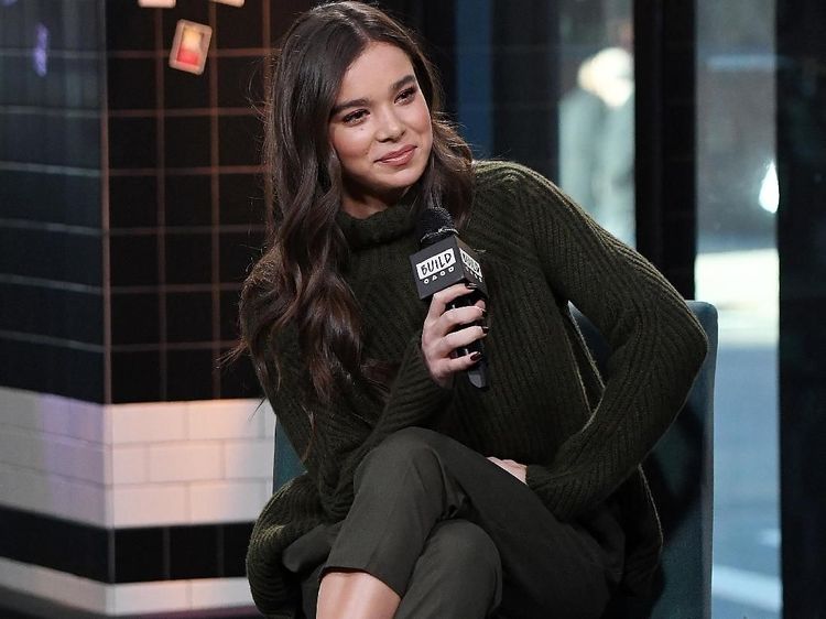 Bermain di Film Bumblebee, Ini Momen Seru Hailee Steinfeld Saat Makan