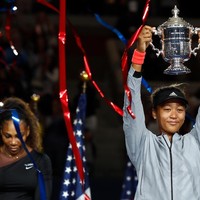 Naomi Osaka adalah orang Jepang pertama yang pernah menang dalam kompetisi Grand Slam. Ia menjadi legenda karena mengalahkan idola masa kecilnya sendiri yakni Serena Williams. Meski kurang diterima sebagian warga Jepang karena tidak murni, Naomi disukai penggermar karena sikapnya yang ceria dan lucu. Foto: Julian Finney/Getty Images
