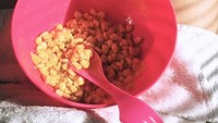 Jagung manis pipil dengan susu kental manis juga jadi makanan favorit Lara. Ia menyantap jagung dengan wadah mangkuk warna pink dan sendok yang bikin gemas. Foto: instagram @larassyp