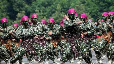Aksi Para Prajurit TNI Unjuk Kemampuan di Sertijab Dankormar
