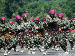 Aksi Para Prajurit TNI Unjuk Kemampuan di Sertijab Dankormar
