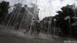 Senangnya Anak-anak Bermain di Air Mancur Taman Menteng