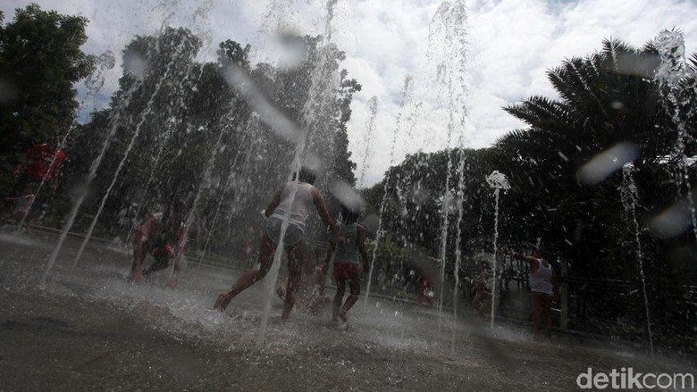 Senangnya Anak Anak Bermain Di Air Mancur Taman Menteng