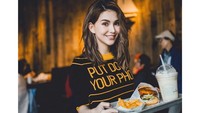 One of my favorite food, tulisnya. Ibu dua anak ini walau berbadan ramping ternyata doyan junk food juga. Hihi Foto: Instagram hannah_quinlivan