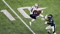 Aksi di final Super Bowl antara New England Patriots menghadapi Philadelphia Eagles. Patriots kembali jadi juara American Football. (Christian Petersen/Getty Images)