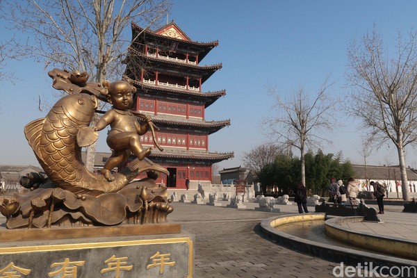 Ada sebuah tempat wisata wajib di Kota Weifang, Provinsi Shandong yaitu Desa Wisata Yangjiabu. Yangjiabu dulunya adalah perkampungan dengan marga Yang. Di sinilah lahir sejarah layang-layang. (Bonauli/detikTravel)