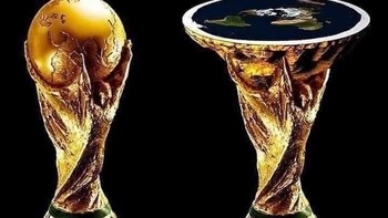 Pada Piala Dunia 2018, laman Facebook dari komunitas Bumi datar mengajukan perubahan trofi kompetisi empat tahunan tersebut. Foto: Facebook/flatearthbelievers