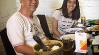 Happy birthday papi, i love you my first love, kata Cynthia yang rayakan ulang tahun ayahnya. Sepertinya mereka sedang makan di resto Sunda ya. Foto: Instagram cyncynwijaya