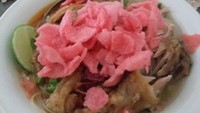 Kerupuk kanji dengan warna pink menyala jadi pelengkap khas soto yang gurih ini. Foto : Instagram @elvinisaja