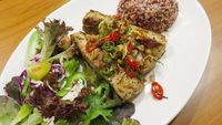 Pedas Segar Chicken Steak hingga Ikan Sambal Matah Ada di Sini