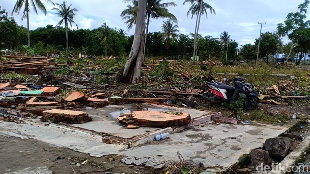 Rumah-rumah di Kecamatan Sumur, Banten, rata dengan tanah.