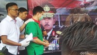 Steve Emmanuel ditangkap oleh Polres Jakarta Barat, beberapa hari yang lalu. Foto: Hanif/detikHOT