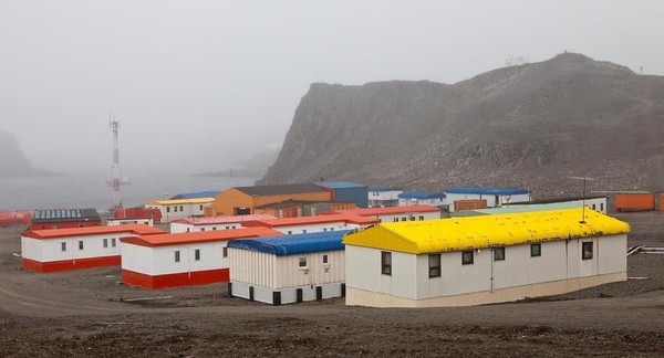 Destinasi di Bumi yang paling mendekati kehidupan di planet lain. Villa Las Estrellas merupakan sebuah pemukiman di Antartika dengan sebuah sekolah, kantor pos, dan sekelompok rumah (BBC) Destinasi di Bumi yang paling mendekati kehidupan di planet lain. Villa Las Estrellas merupakan sebuah pemukiman di Antartika dengan sebuah sekolah, kantor pos, dan sekelompok rumah (BBC)