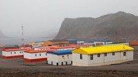 Destinasi di Bumi yang paling mendekati kehidupan di planet lain. Villa Las Estrellas merupakan sebuah pemukiman di Antartika dengan sebuah sekolah, kantor pos, dan sekelompok rumah (BBC)