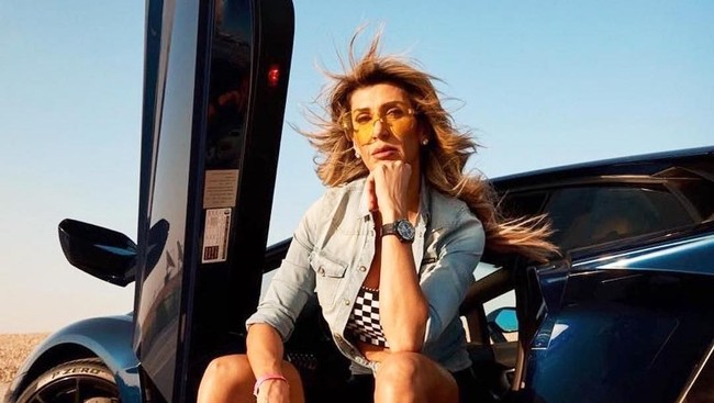 Arabian Gazelles adalah komunitas yang terdiri dari para wanita pemilik mobil-mobil mewah. Salah satu anggota original perkumpulan tersebut adalah Eliane Amer berikut yang merupakan mantan jurnalis dan ibu tiga orang anak.  Foto: Instagram