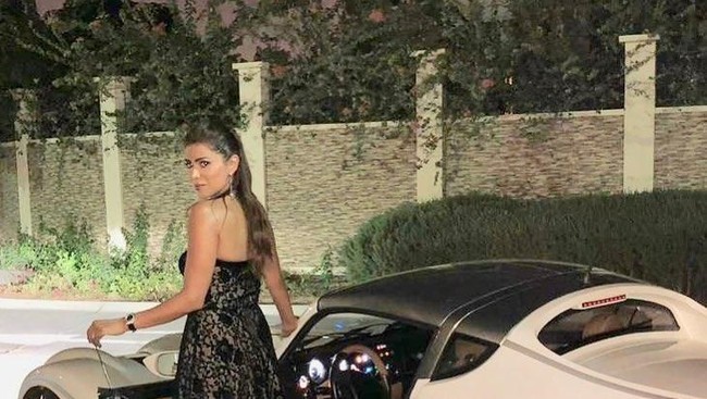 Aku merasa UEA menghormati wanita dan jika klub ini di AS atau Inggris, aku pikir akan muncul lebih banyak tantangan dari pada di sini. Aku pikir orang di sini lebih nyaman melihat wanita berkumpul. Wanita di sini lebih banyak bersosialisasi bersama karena ada banyak grup pria juga, kata salah satu anggota, Charlotte OBrien.  Foto: Instagram