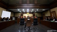 Sidang itu dipimpin oleh hakim Hariono sebagai Ketua majelis hakim dengan hakim anggota Hastopo, Rosmina, Sigit Herman Binaji dan Titi Sansiwi.