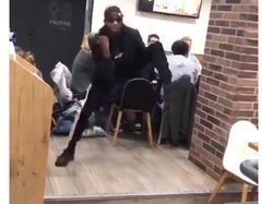 Pogba Goyang, MU Menang, Fansnya Senang