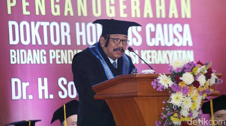 Tangis Pakdhe Karwo Sebelum Terima Gelar Doktor Honoris Causa Tangis Pakdhe Karwo Sebelum Terima Gelar Doktor Honoris Causa