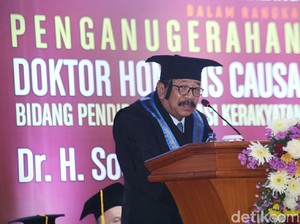 Tangis Pakdhe Karwo Sebelum Terima Gelar Doktor Honoris Causa