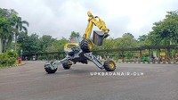 Tampak excavator tersebut menarik dan mengulur kakinya. (Foto: Dok. Twitter UPK Badan Air DKI)