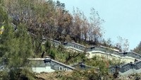 Sekilas melihat memang bangunan ini mirip Tembok Besar China, meliuk-liuk di atas bukit. Pembangunannya menelan biaya hingga Rp 5 Miliar. (M Rofiq/detikTravel)