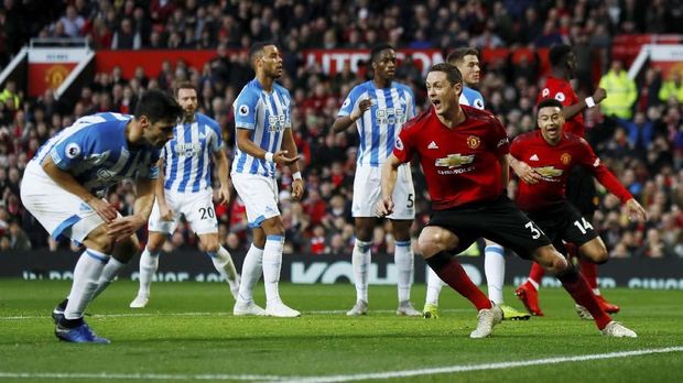 Nemanja Matic mencetak gol ke gawang Huddersfield Town. (