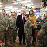 Banyak yang menyebut Melania salah kostum. Belum pernah saya melihat hal terbodoh dari penampilan Melania dengan sepasang boots Timberland, tulis @riverjordan19. (Foto: Reuters)