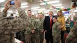 Selfie dan Tanda Tangan Warnai Kunjungan Trump ke Irak